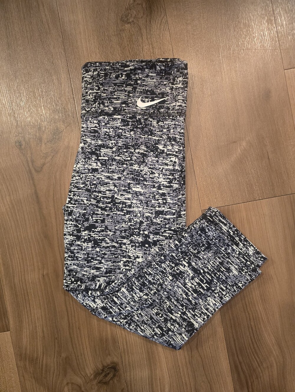 High-Rise Capri Leggings - Picture 6 of 7